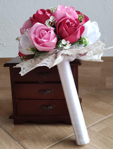Kytica saténových ruží,