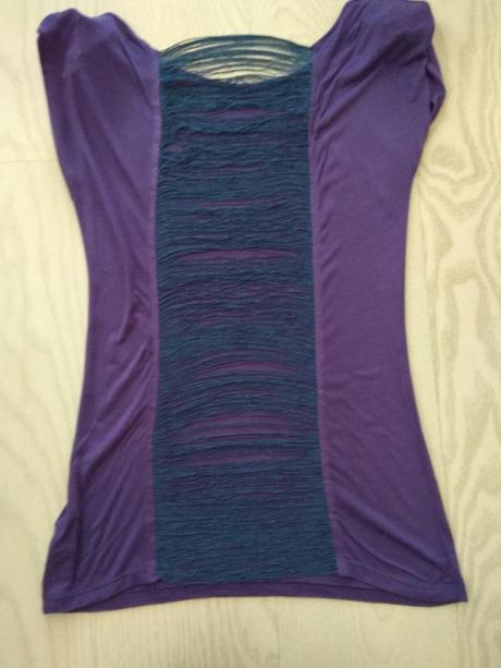 Fialove tričko s nitami na chrbate, s