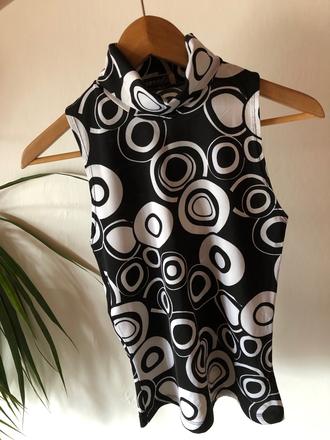 Čierno-biely top so stojačikom, s