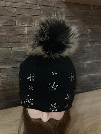 Čiapka s veľkým brmbolcom, bershka,s