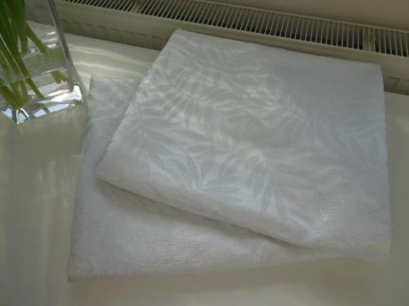 Závesy bielo perleťové vzorované, 