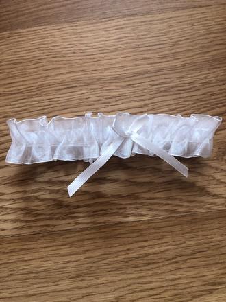 Podväzok pre nevestu, l