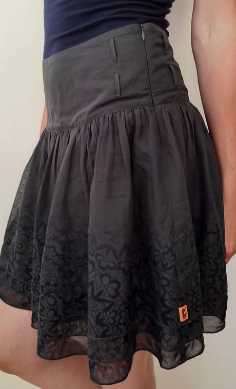 Tmavošedá sukňa s volánikmi, xs