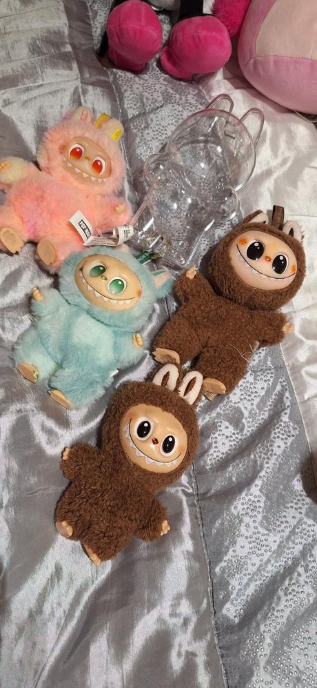 Labubu zeleny a puzdro., 