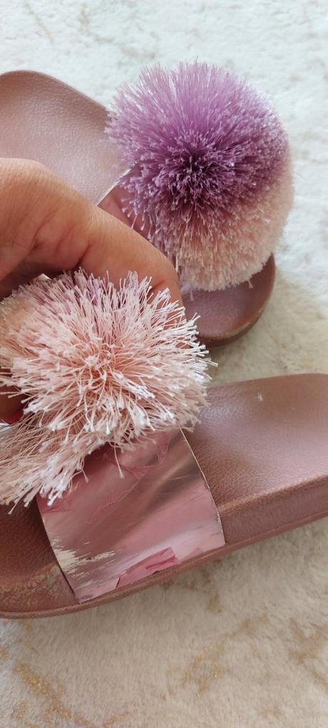 Šľapky s brmbolcekom, 25