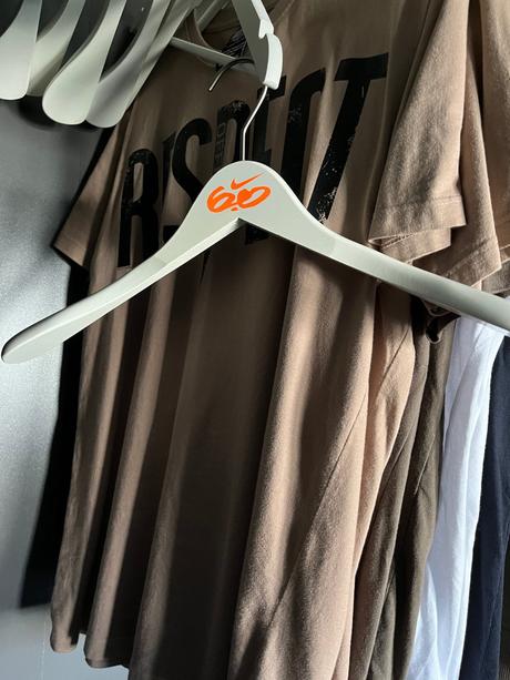 Biele vešiaky nike 6.0, 