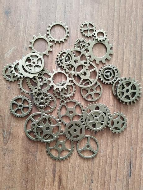 Materiál, komponenty na tvorbu- kovové prívesky..., 