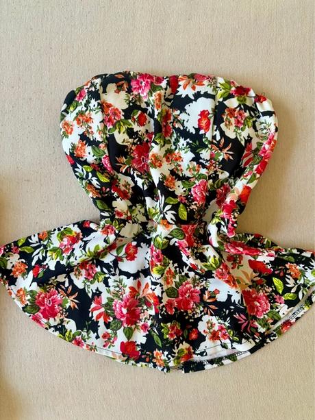 Kvetinový korzetový top s peplum strihom, s
