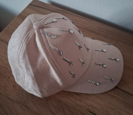Šiltovka zdobená kamienkami, 128