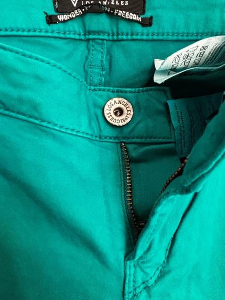 Neskutočne skinny guess, guess,m