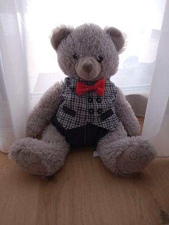 Plyšový macko v obleku, 