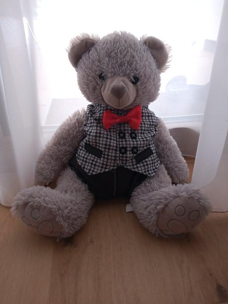 Plyšový macko v obleku, 