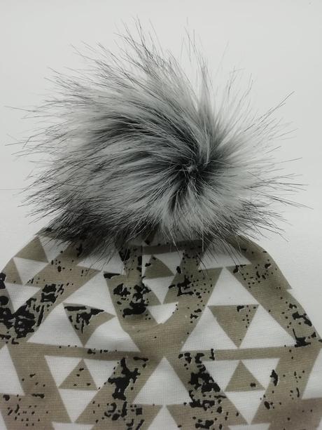 Brmbolcová čiapka top stav, 68