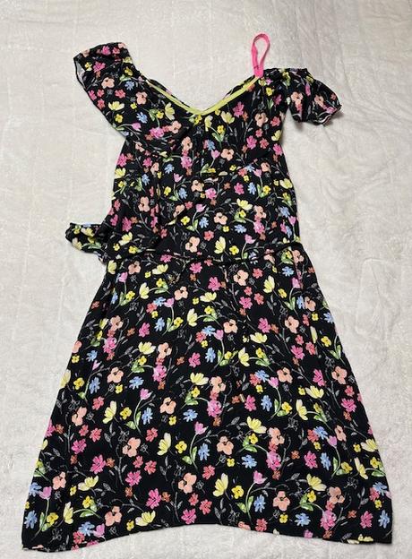 Čierne šaty s odhalenými plecami a volánom magenta, m