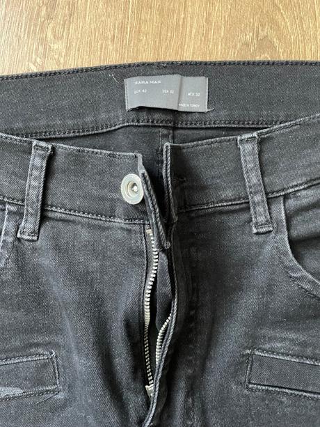 Čierne rifle s nápismi, zara,32