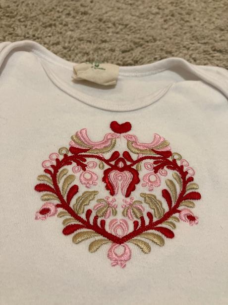 Body s folklornou vysivkou, 74