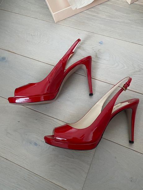 Elegantne kozene sandale prada original, prada,38
