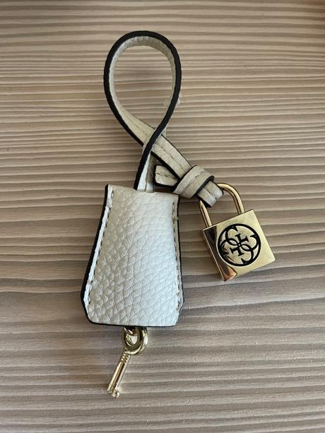 Zamok na kabelku, guess