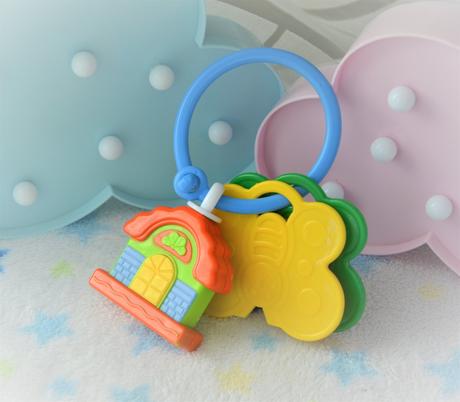 Závesná hrkálka s hrajúcim domčekom, 