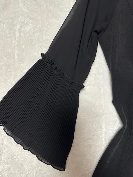 Čierne šaty s tylovými rukávmi a plisovaním gaudi, gaudi,l / m