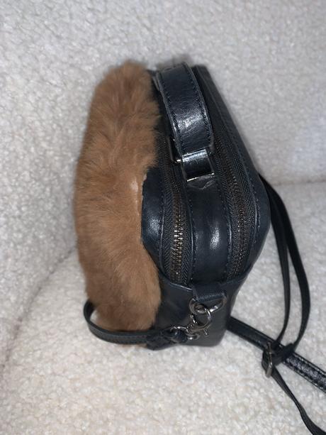 Kožená crossbody kabelka s pravou kožušinou, 