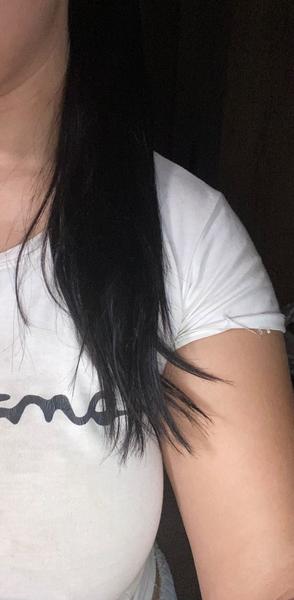 Sú rozštiepené končeky vlasov na fotografii?