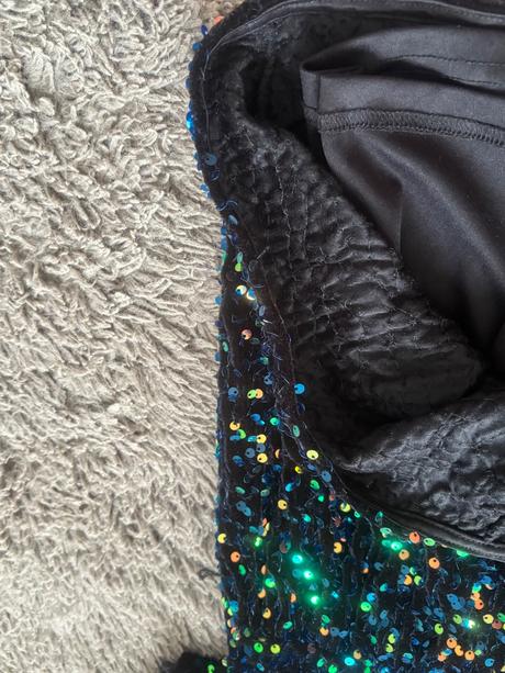 Sugarfree šaty, 104