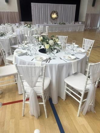 Biele podsedaky na chiavari stolicky,