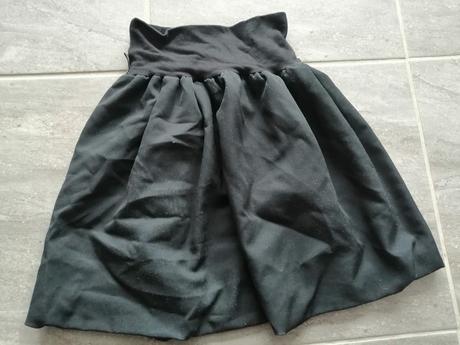 Čierna sukňa s kvetmi a elast. pásom z bavlny v134, 134