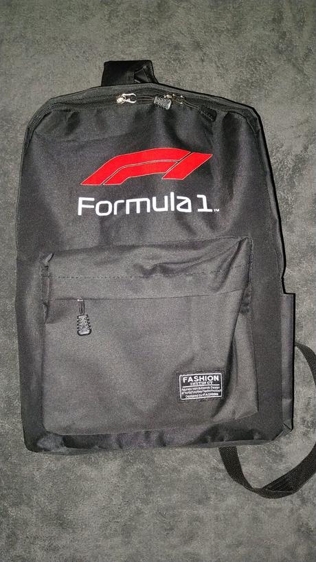 Čierny batoh s nápisom fromula 1, 