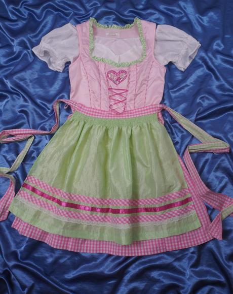 Kvalitný dámsky kroj, s