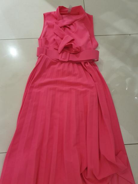 Neónové plisované šaty, s