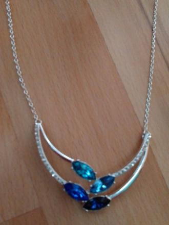 Postriebreny nahrdelnik, 