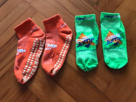 2 párky ponožiek na trampolínu, 37