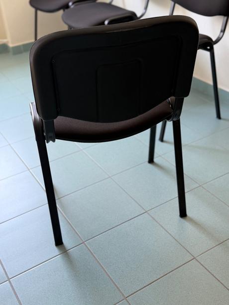 7x čalúnené konferenčné stoličky, 