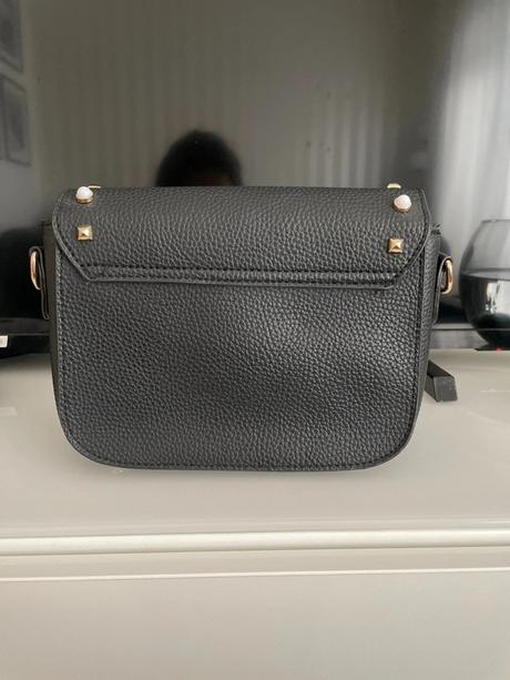 Cierna mala kabelka, 