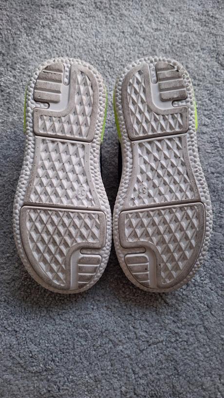 Tmavomodré našuchovacie tenisky, 31