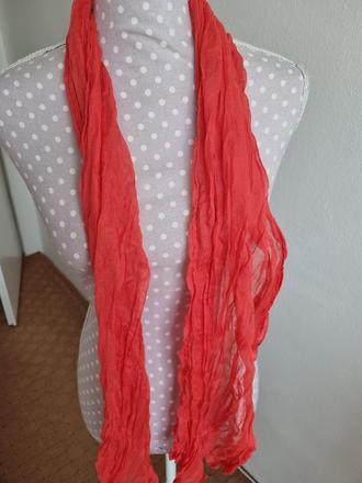 Červený krčený šál, 