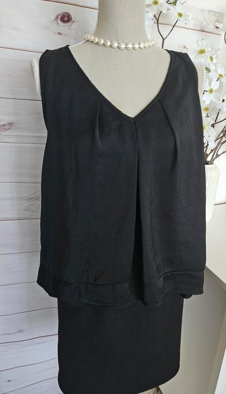 Pekné zaujímavé šaty, 38