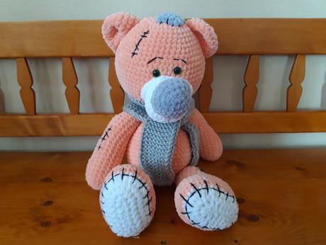 Háčkovaní mackovia so záplatou, 