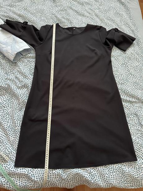 Čierne formálne šaty, 42