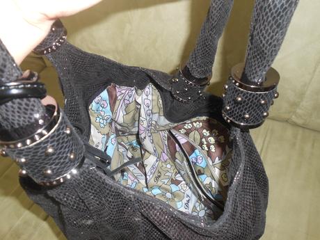 Čierna lesklá kabelka,