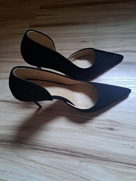 Čierne lodičky, 40