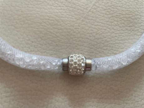 Nahrdelnik na magnet s kamienkami bizuteria, 