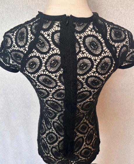 Burberry čipkovaný top na telo, burberry,xs