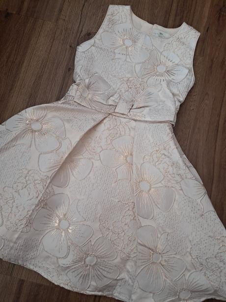 Slávnostné šaty pretkané zlatou niťou, 128