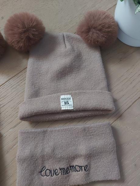 Set čiapka s bombrlcami a nakrčník, 80