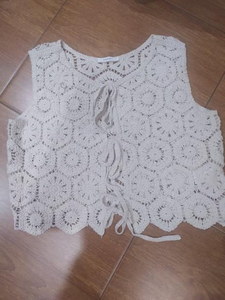 Háčkovaná vesta, reserved,m