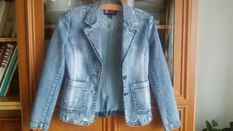 Modry riflovy kabatik s bielou vysivkou, s