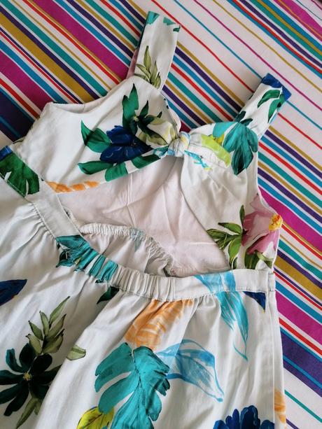 Kvetované šaty s otvorom na chrbte, zara,122